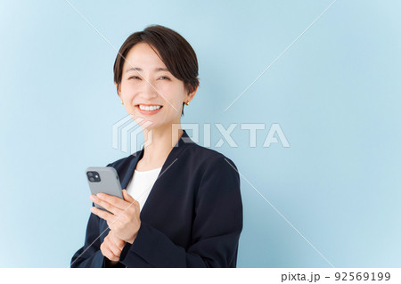 スマホを操作する女性 スマホを操作する女性 92569199