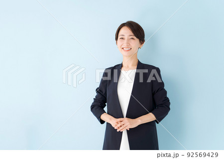 働く女性のポートレート 働く女性のポートレート 92569429