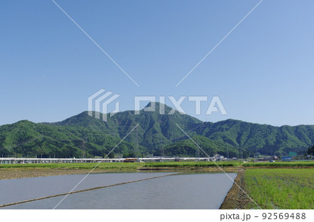 日野山と麓の北陸新幹線　福井県越前市 92569488