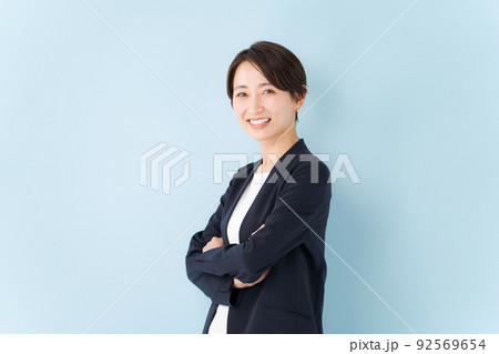 腕組みをする女性 腕組みをする女性 92569654