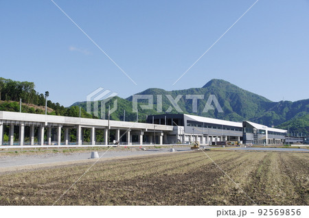 建設中の北陸新幹線　越前たけふ駅と日野山　福井県越前市　2022年5月 92569856