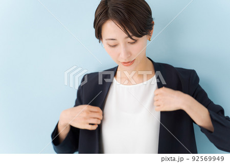 ジャケットを着る女性 92569949