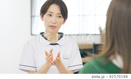 説明する女性　看護師　エステティシャン　インタビュー 92570198