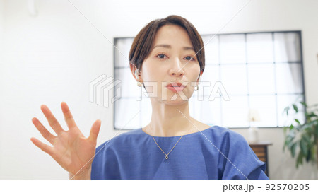カメラに向かって話す女性　ビデオ通話　ユーチューバー 92570205