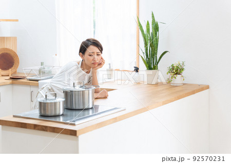 料理をするのがめんどくさいミドル女性（家事・主婦・自炊・キッチン） 92570231