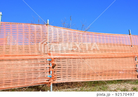 河原に張られたオレンジシート 92570497