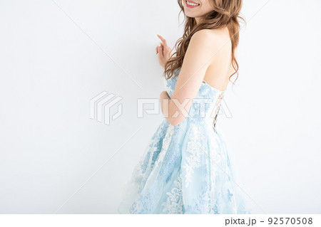 水色のドレスを着た女性 dress 水色のドレスを着た女性 dress 92570508
