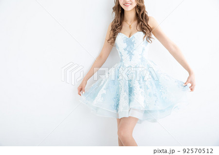 水色のドレスを着た女性 dress 水色のドレスを着た女性 dress 92570512
