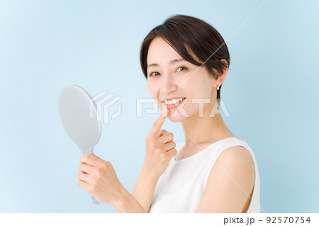 歯のチェックをする女性 92570754