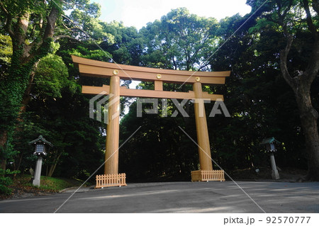 7月　渋谷1076明治神宮南参道鳥居(第一鳥居)原宿口･国産スギ材で新鳥居･2022年 92570777