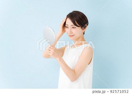 髪の毛をチェックする女性 髪の毛をチェックする女性 92571052