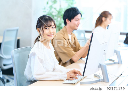 コンピューター　エンジニア　アパレル　クリエーター　養成　3D 大学生　学生　生徒　若者 92571179