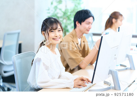 コンピューター　エンジニア　アパレル　クリエーター　養成　3D 大学生　学生　生徒　若者 92571180