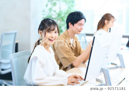 コンピューター　エンジニア　アパレル　クリエーター　養成　3D 大学生　学生　生徒　若者 92571181