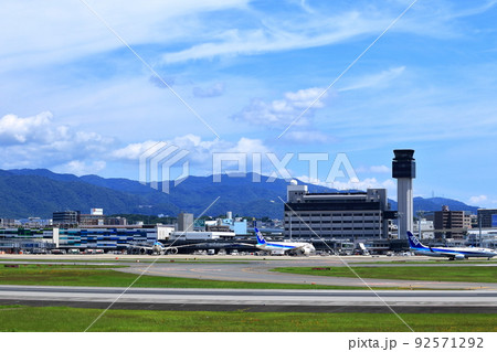 大阪国際空港　離着陸する旅客機 92571292