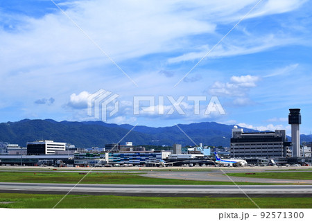 大阪国際空港　離着陸する旅客機 92571300