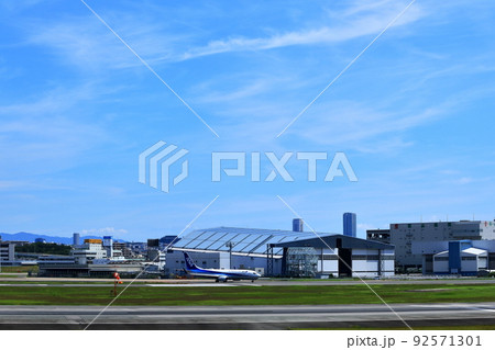 大阪国際空港 離着陸する旅客機 大阪国際空港 離着陸する旅客機 92571301
