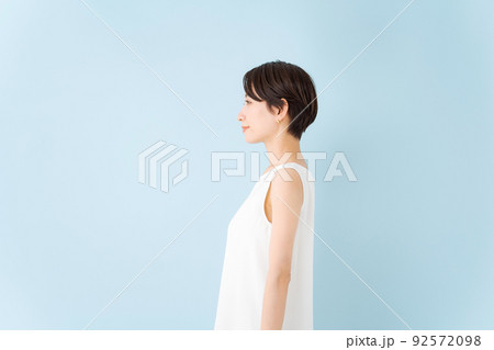 ショートヘア女性のポートレート　横顔 92572098