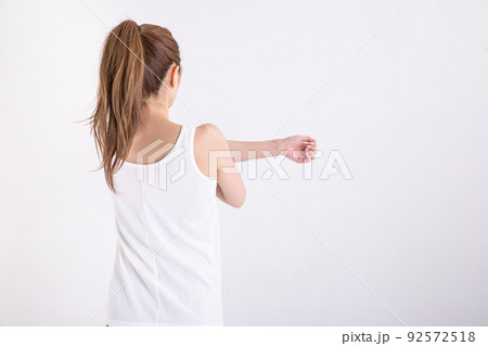 ストレッチする女性　Woman stretching	 92572518