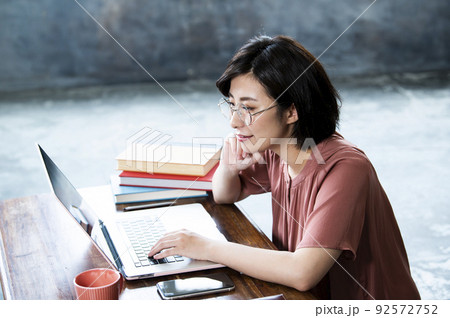 女性　テレワーク　リモートワーク　横顔　 92572752