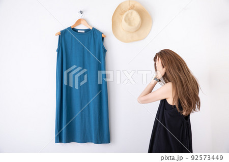 クローゼットで頭を抱える女性 summer クローゼットで頭を抱える女性 summer 92573449