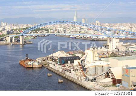 なみはや大橋　千歳橋　大正区　大阪市内風景　　倉庫　資材置き場　昭和山　トラス建築　大阪湾風景 92573901