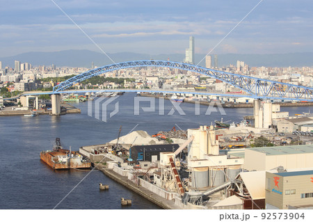 なみはや大橋　千歳橋　大正区　大阪市内風景　　倉庫　資材置き場　昭和山　トラス建築　大阪湾風景 92573904