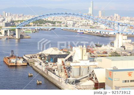 なみはや大橋　千歳橋　大正区　大阪市内風景　　倉庫　資材置き場　昭和山　トラス建築　大阪湾風景 92573912