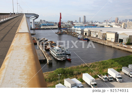 なみはや大橋　千歳橋　大正区　大阪市内風景　　倉庫　資材置き場　昭和山　トラス建築　大阪湾風景 92574031
