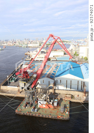 なみはや大橋 千歳橋 大正区 大阪市内風景 倉庫 資材置き場 昭和山 トラス建築 大阪湾風景 なみはや大橋 千歳橋 大正区 大阪市内風景 倉庫 資材置き場 昭和山 トラス建築 大阪湾風景 92574071
