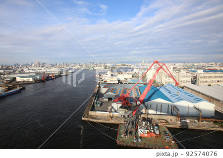 なみはや大橋　千歳橋　大正区　大阪市内風景　　倉庫　資材置き場　昭和山　トラス建築　大阪湾風景 92574076