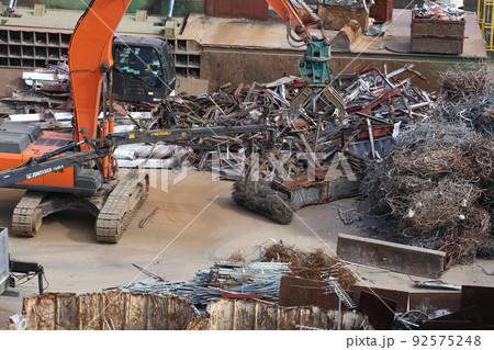 産業廃棄物　スクラップ処理　リサイクル資源　リサイクル　リユース　捨て場　産廃　再生工場　 92575248