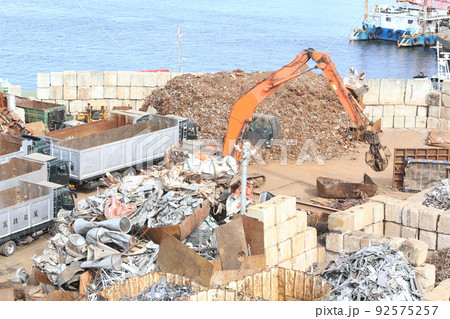 産業廃棄物　スクラップ処理　リサイクル資源　リサイクル　リユース　捨て場　産廃　再生工場　 92575257