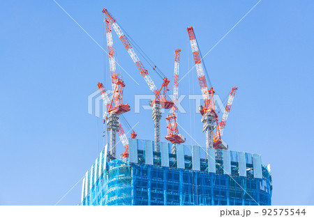 高層ビルの建設現場と大型クレーン 92575544