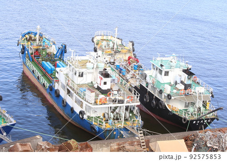 船舶　船　運搬船　貨物船　タグボート　牽引船　海上クレーン　洋上クレーン　中型船 92575853
