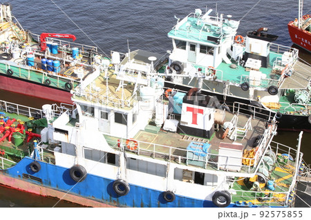 船舶　船　運搬船　貨物船　タグボート　牽引船　海上クレーン　洋上クレーン　中型船 92575855