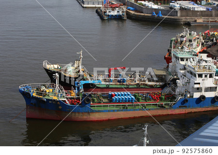 船舶　船　運搬船　貨物船　タグボート　牽引船　海上クレーン　洋上クレーン　中型船 92575860