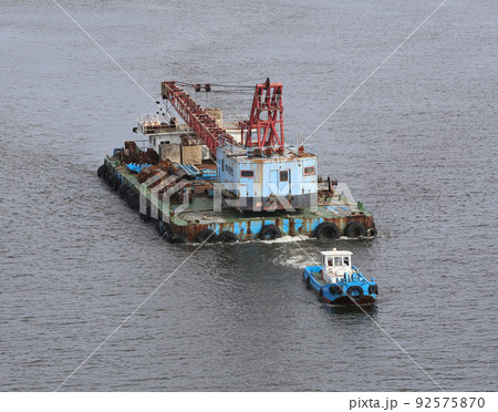 船舶 船 運搬船 貨物船 タグボート 牽引船 海上クレーン 洋上クレーン 中型船 船舶 船 運搬船 貨物船 タグボート 牽引船 海上クレーン 洋上クレーン 中型船 92575870