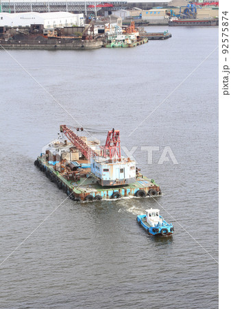船舶　船　運搬船　貨物船　タグボート　牽引船　海上クレーン　洋上クレーン　中型船 92575874