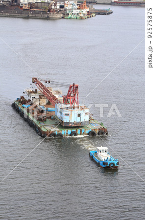 船舶 船 運搬船 貨物船 タグボート 牽引船 海上クレーン 洋上クレーン 中型船 船舶 船 運搬船 貨物船 タグボート 牽引船 海上クレーン 洋上クレーン 中型船 92575875