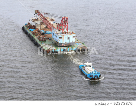 船舶　船　運搬船　貨物船　タグボート　牽引船　海上クレーン　洋上クレーン　中型船 92575876