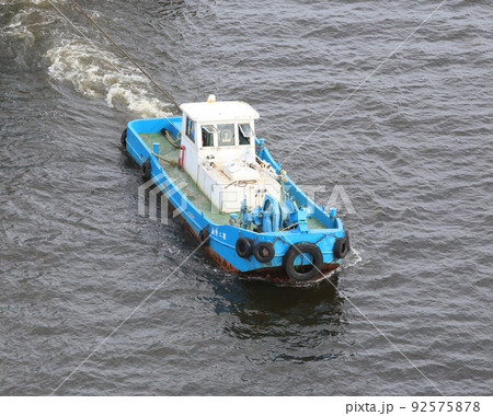 船舶　船　運搬船　貨物船　タグボート　牽引船　海上クレーン　洋上クレーン　中型船 92575878