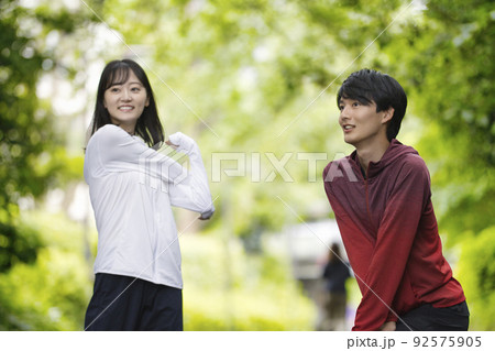 スポーツウェアで運動をする若い男女 92575905