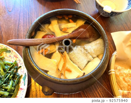 中国・雲南料理の汽鍋鶏（チーコージー） 92575940