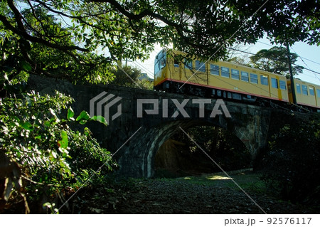 ねじり橋を渡る三岐鉄道・北勢線の270系ナローゲージ列車 92576117