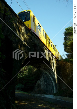 ねじり橋を渡る三岐鉄道・北勢線の270系ナローゲージ列車 92576118