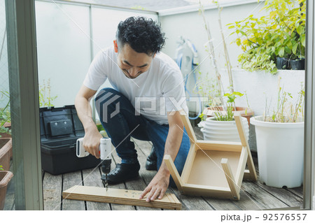 DIYする髭の人 92576557