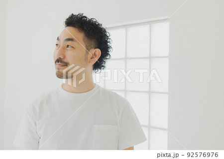 白いTシャツの髭の人 92576976