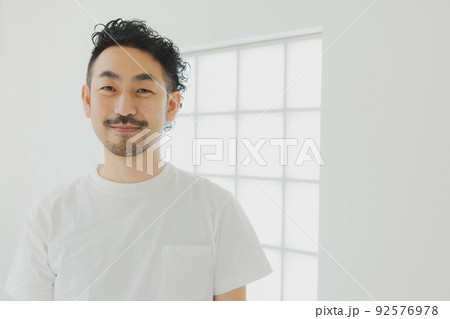 白いTシャツの髭の人 白いTシャツの髭の人 92576978