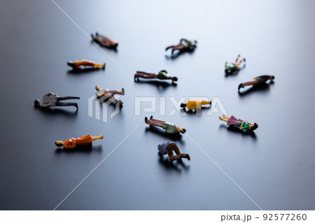 倒れる人 92577260